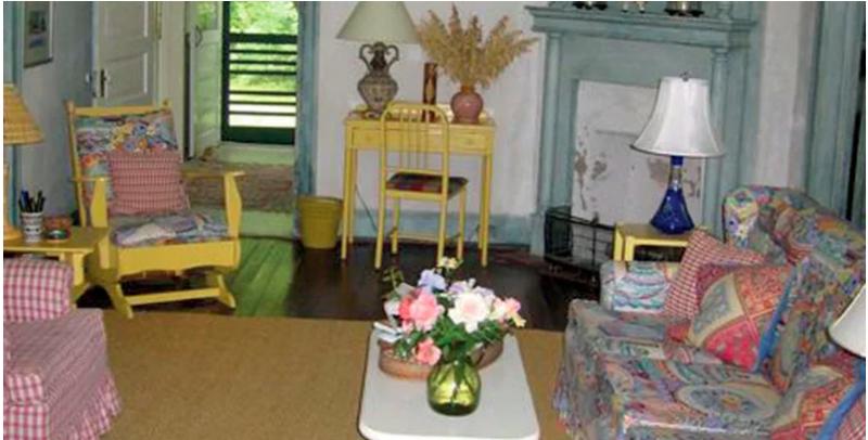 Không gian phòng khách khá lộn xộn, chật chội do quá nhiều đồ đạc và thiếu sự liên kết về màu sắc. không gian lộn xộn