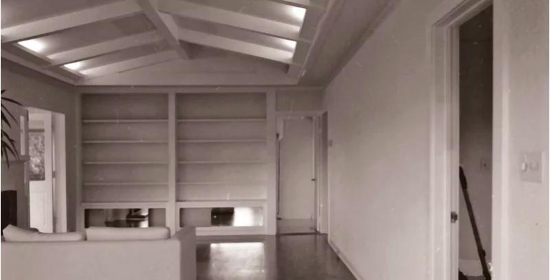 Do không có sự đầu tư trang trí, sắp đặt nên phòng khách khá mờ nhạt và chật chội trước khi cải tạo. phòng khách nhạt nhòa và chật chội