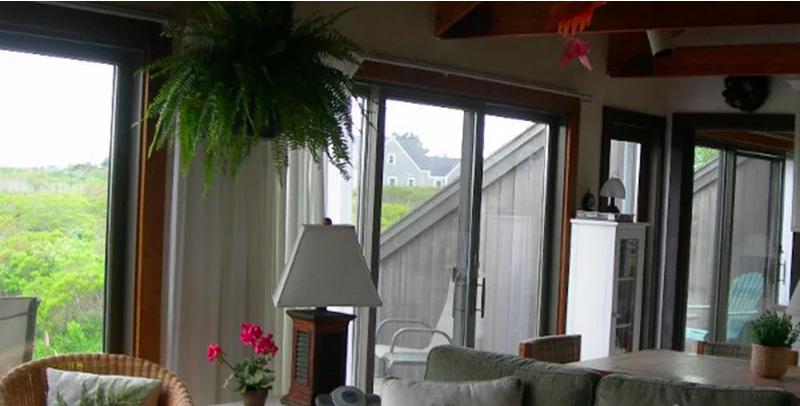 Trước đây, do nội thất đã được sử dụng lâu cùng các khung cửa màu tối nên dù nhà có nhiều cửa nhưng không gian vẫn khá cũ kỹ. Cải tạo phòng khách