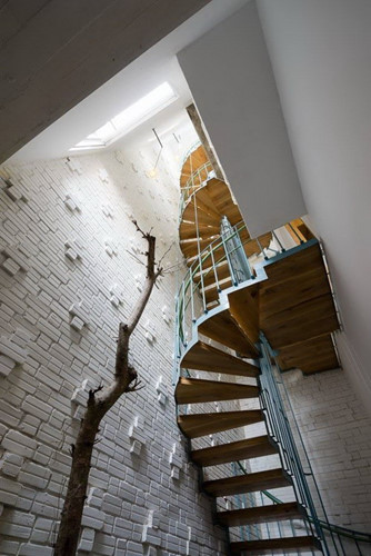 Cầu thang xoáy tròn đơn giản, phù hợp với không gian nhỏ và cũng là một điểm nhấn cho ngôi nhà. cầu thang