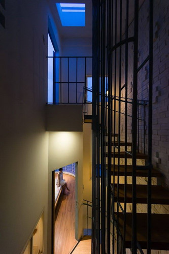 Khi màn đêm buông xuống, căn nhà lại lung linh ánh đèn. nhàh đẹp